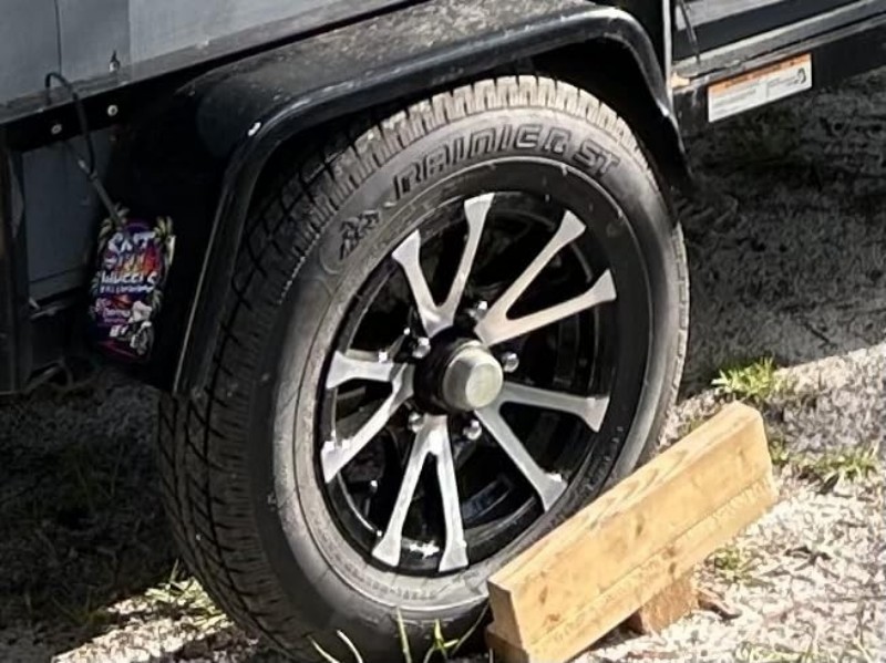 Wheel lug nuts in M12 and M14 threads with conical, ball and flat seats